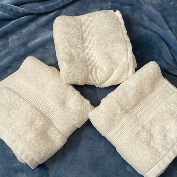 Kassatex bundle of 3 hand towels - Picture 1 of 5